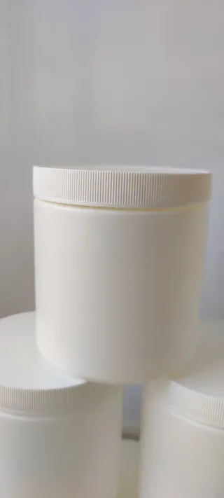 Botes de plástico blancos