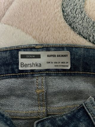 Pantalones vaqueros Bershka rotos Talla 36