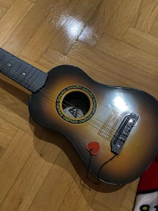 Guitarra infantil de juguete