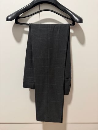 Traje de hombre gris con cuadros