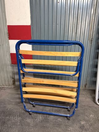 Cama plegable metálica con lamas de madera