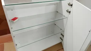 Mueble de comedor blanco con vitrina