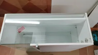 Mueble de comedor blanco con vitrina