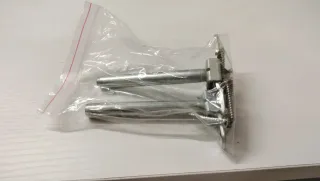 Mueble de comedor blanco con vitrina