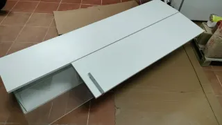 Mueble de comedor blanco con vitrina