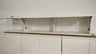 Mueble de comedor blanco con vitrina