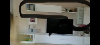 Mueble de comedor blanco con vitrina