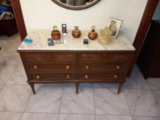 Aparador de madera con tapa de mármol