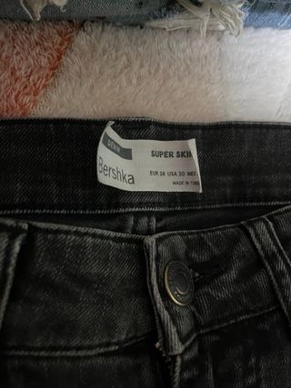 Bershka Vaqueros Negros Desgastados Talla 38
