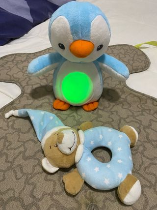 Peluche pingüino musical y osito.