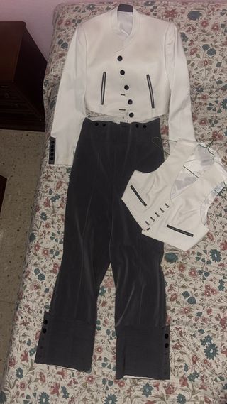 Traje de corto mujer blanco y gris claro