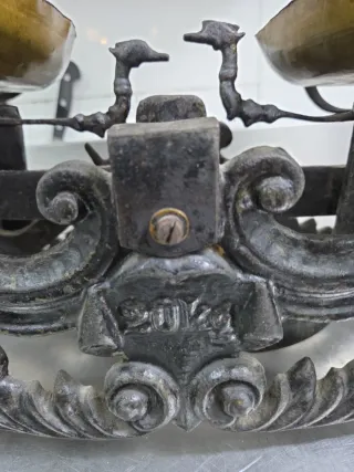 Báscula antigua de latón y hierro