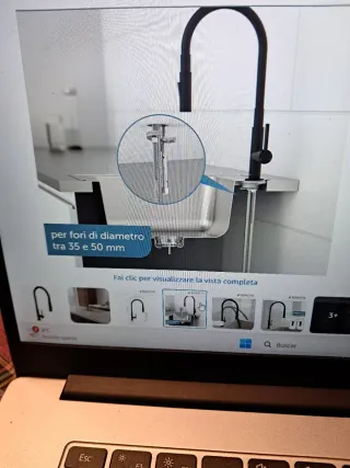 Rubinetto flessibile nero per lavello