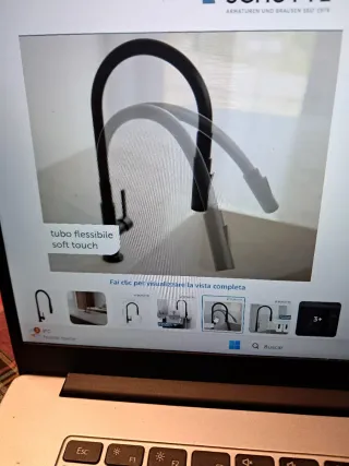 Rubinetto flessibile nero per lavello