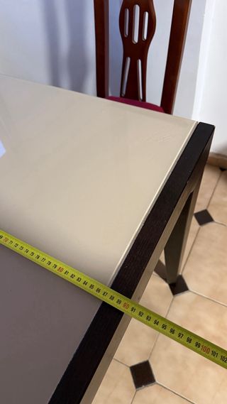 Mesa de comedor de madera y cristal