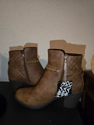 Botines Chika10 Marrones con Cadena Dorada