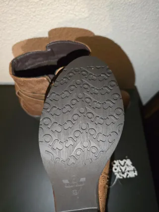 Botines Chika10 Marrones con Cadena Dorada