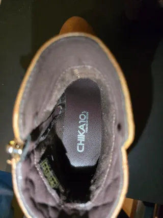 Botines Chika10 Marrones con Cadena Dorada