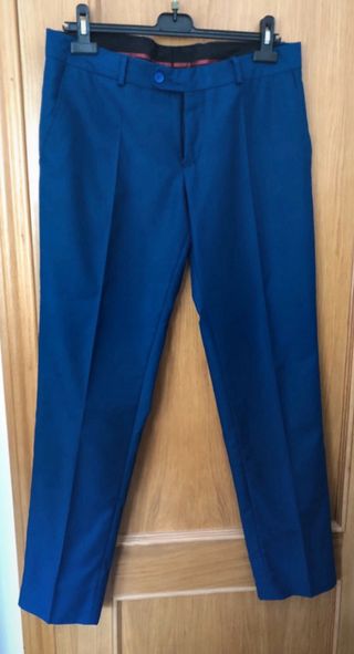 Traje azul ajustado con pajarita