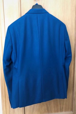 Traje azul ajustado con pajarita