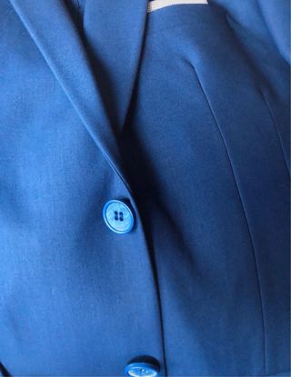 Traje azul ajustado con pajarita