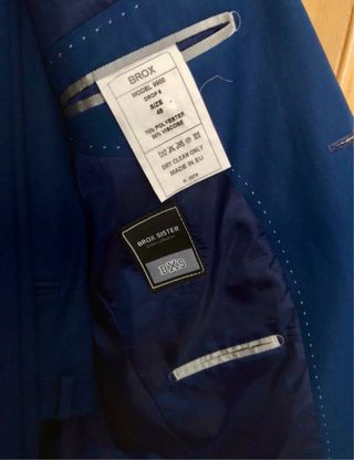 Traje azul ajustado con pajarita