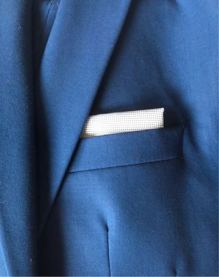 Traje azul ajustado con pajarita