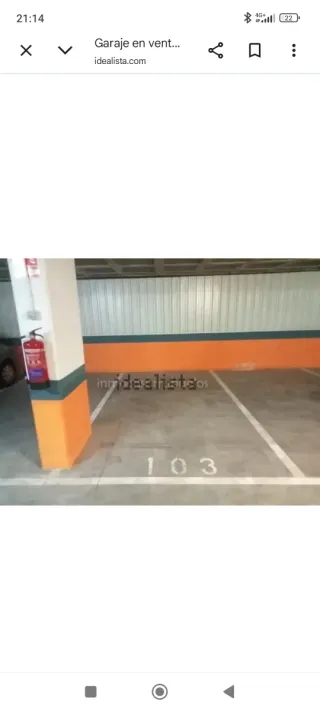 Plaza de garaje con cargador eléctrico