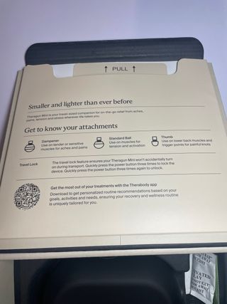 Pistola de masajes Therabody.