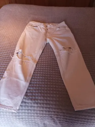 Pantalón beige hombre roto