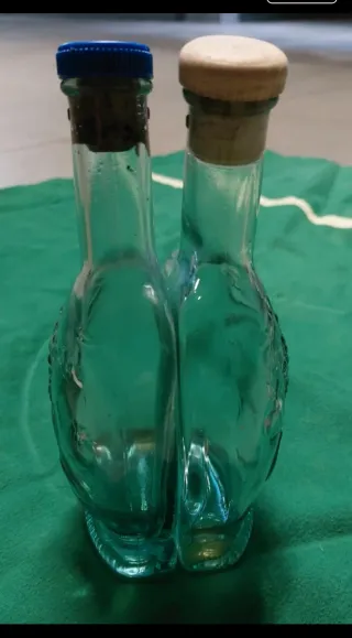2 bottigliette in vetro blu