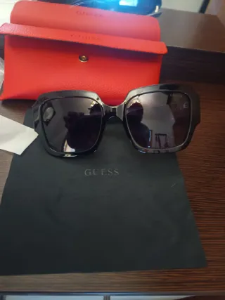 Gafas de Sol Guess Negras y Rojas