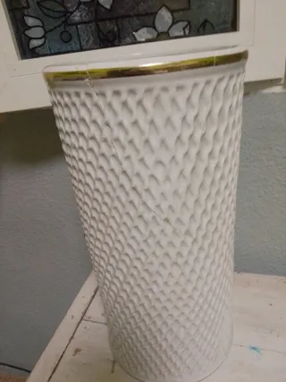 Paragüero de cerámica blanco y dorado