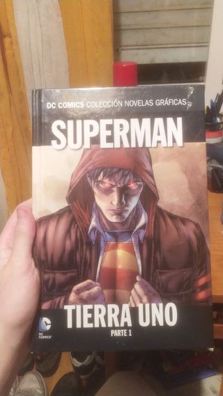 3 libros Batman coleccionismo y 1 de Superman