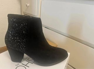 Botines negros con brillos plateados