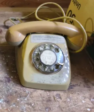 Teléfono antiguo retro beige