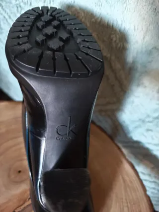 Zapatos de tacón Calvin Klein negros y azules