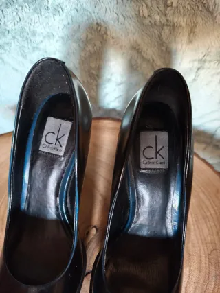 Zapatos de tacón Calvin Klein negros y azules
