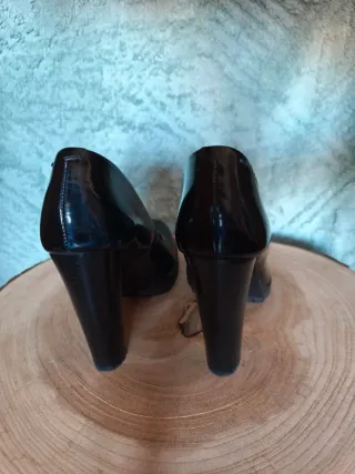 Zapatos de tacón Calvin Klein negros y azules