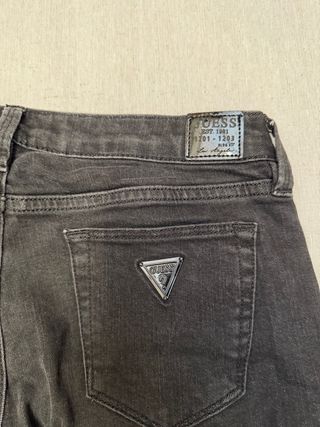 Pantalones Guess negros con lentejuelas