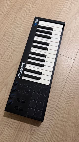 Teclado MIDI Alesis V25