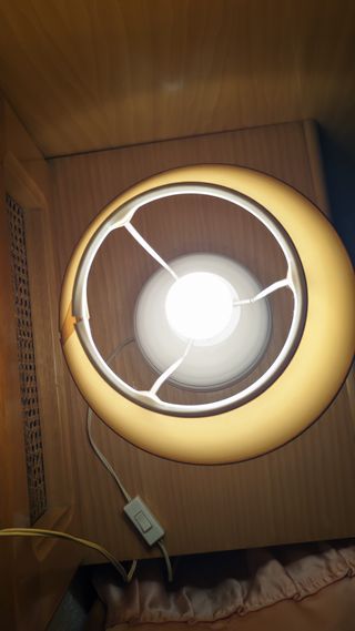 Lámpara de noche cerámica blanca y dorada