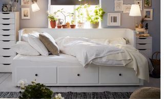 Diván Cama Hemnes Ikea Blanco con  dos colchones.