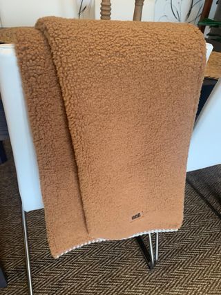 Bufanda UGG de borrego color camel