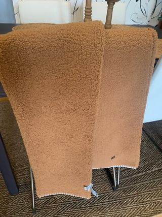 Bufanda UGG de borrego color camel