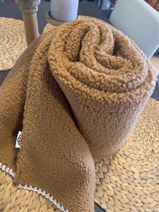 Bufanda UGG de borrego color camel