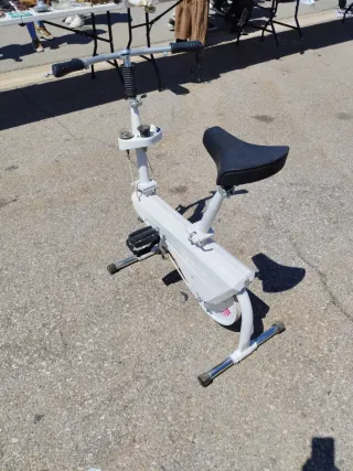 Bicicleta estática blanca