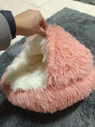 Cama para mascotas suave rosa y blanca
