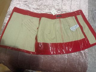 Falda Bershka roja vinilo cremalleras