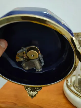 Carillon vintage con statuetta